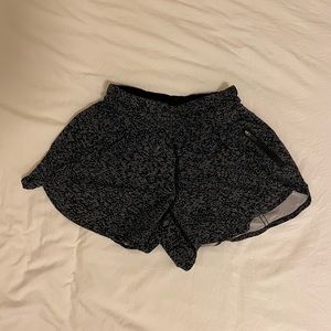 Lululemon hotty hot 4” polka dot shorts